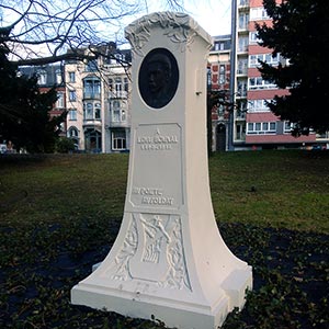 Stèle en hommage à Louis Boumal, au Jardin d’acclimatation du Parc de la Boverie